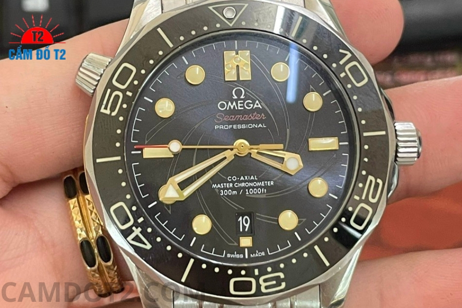 Cam-dong-ho-Omega-dinh-gia-cao