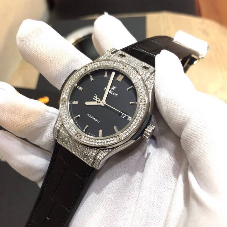Hình ảnh thực tế cầm đồng hồ Hublot thực tế của khách hàng