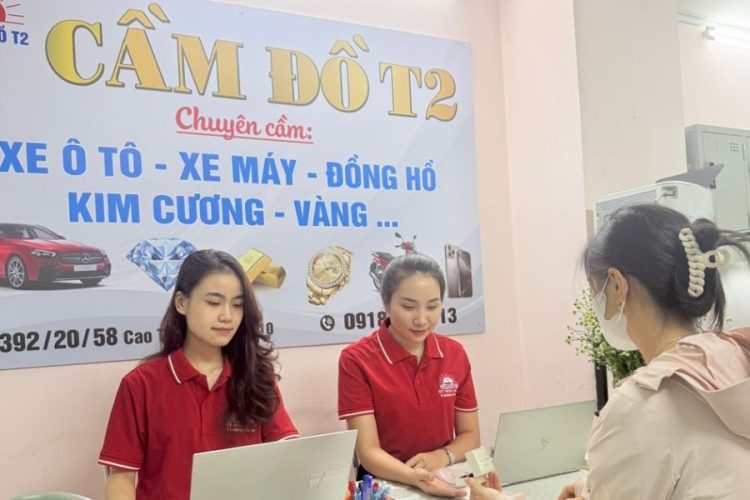 Nhân viên Cầm Đồ T2 thực hiện thủ tục cầm đồ cho khách hàng