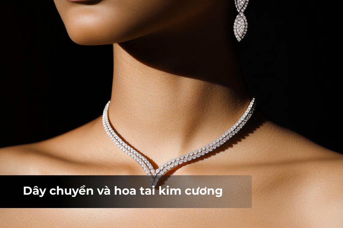 Cầm bộ trang sức kim cương