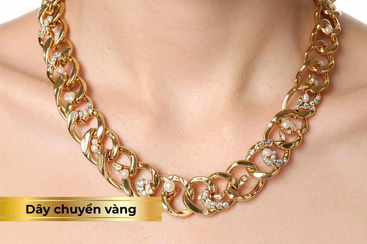 Cầm dây chuyền vàng