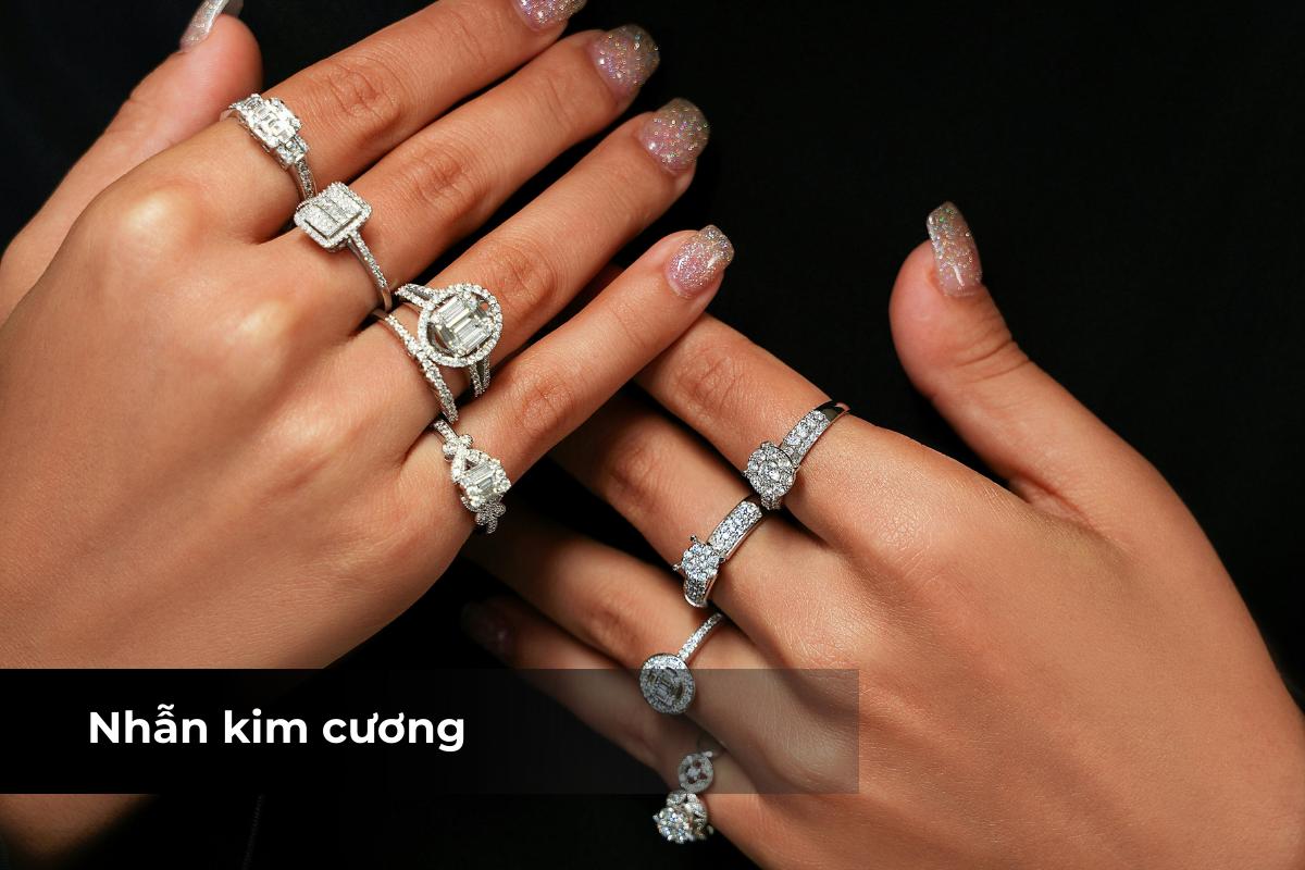 Cầm nhẫn kim cương