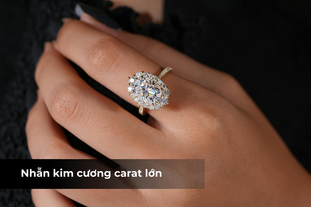 Cầm nhẫn kim cương carat lớn