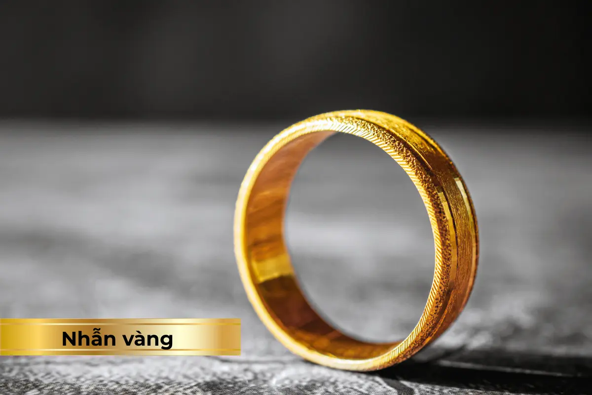 Cầm nhẫn vàng