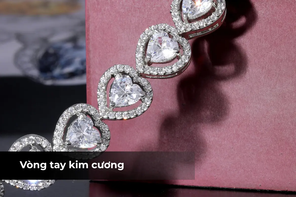Cầm vòng tay kim cương