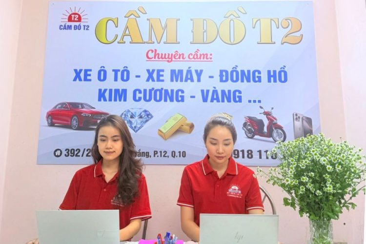Nhân viên Cầm Đồ T2 tư vấn dịch vụ cầm kim cương với lãi suất minh bạch, thủ tục nhanh chóng tại TP.HCM.
