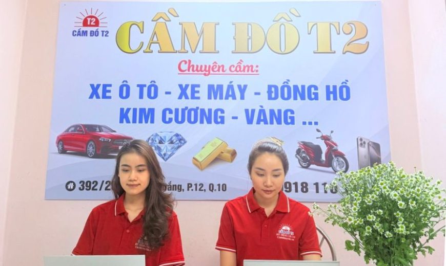 Nhân viên Cầm Đồ T2 tư vấn dịch vụ cầm kim cương với lãi suất minh bạch, thủ tục nhanh chóng tại TP.HCM.